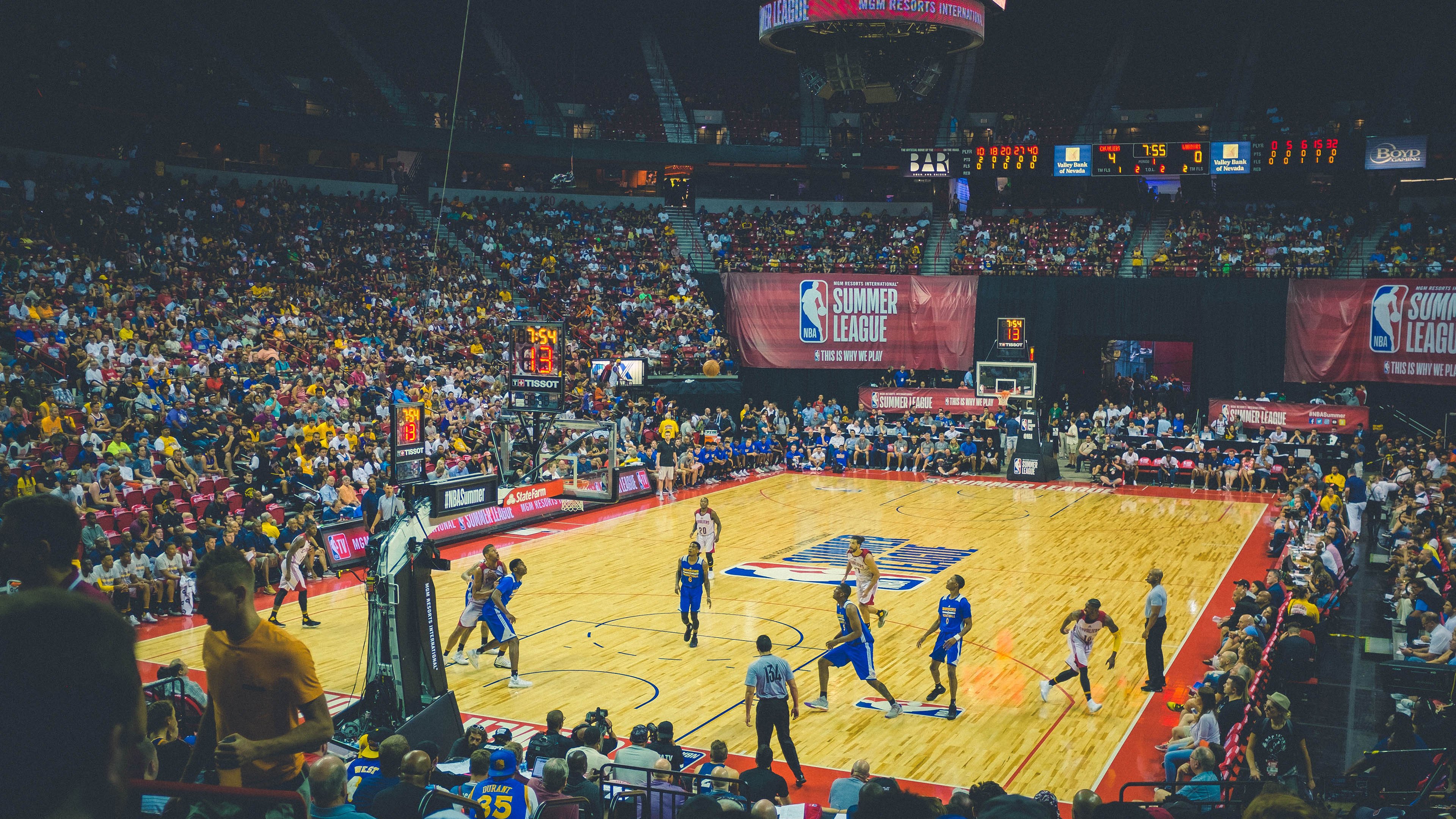 球场抗议：球员与裁判的精彩交锋，球员对裁判判决有异议怎么办